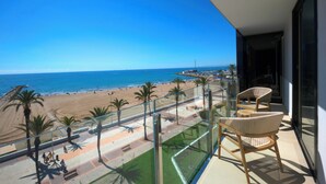A balcony with a view of the beach, palm trees, and a pool. - ESTIMAR Marina Farnals (La Pobla de Farnals)