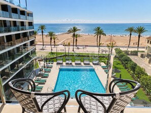 A pool area with lounge chairs and a view of the beach. - ESTIMAR Marina Farnals (La Pobla de Farnals)