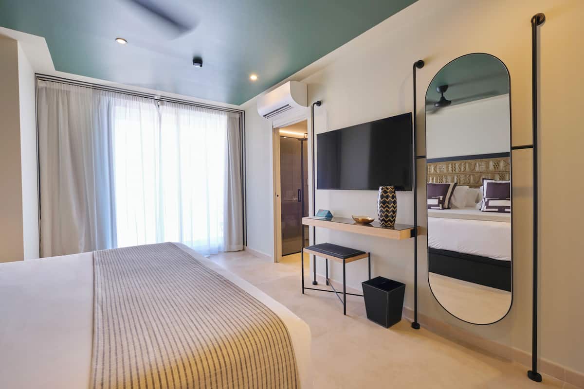 City Room, Balcony, City View | 1 bedroom, premium bedding, minibar, in-room safe