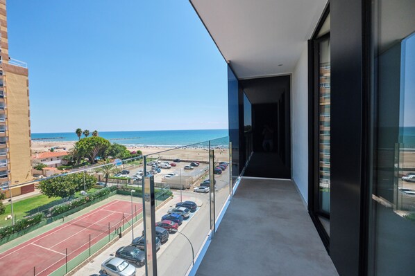A balcony with a view of the beach and parking area. - ESTIMAR Marina Farnals (La Pobla de Farnals)