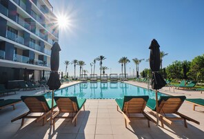 Una piscina al aire libre