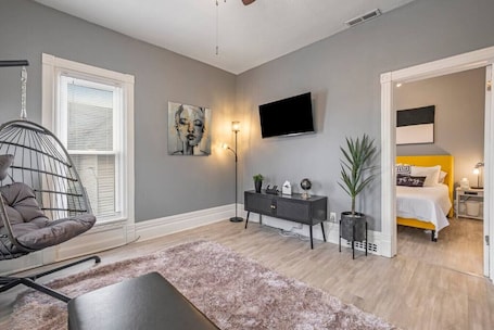 1 bedroom, iron/ironing board, WiFi, bed sheets. Retreat Suite 3 - Modern Getaway