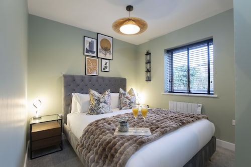 Elliot Oliver - Deluxe Two Bedroom Apartment With Parking & EV Charger