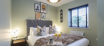 Elliot Oliver - Deluxe Two Bedroom Apartment With Parking & EV Charger