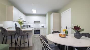 Apartemen | Dapur pribadi | Lemari es besar, microwave, oven, dan kompor