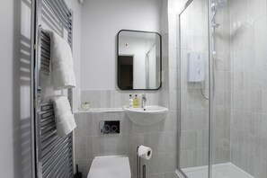 Bathroom - Elliot Oliver - Deluxe Two Bedroom Apartment With Parking & EV Charger (Cheltenham)