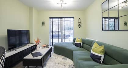 Elliot Oliver - Deluxe Two Bedroom Apartment With Parking & EV Charger