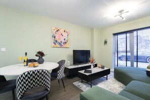 Living area - Elliot Oliver - Deluxe Two Bedroom Apartment With Parking & EV Charger (Cheltenham)