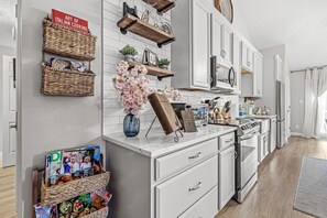 Fridge, microwave, oven, stovetop - Edelweiss Chic Retreat /Grand Park/Ruoff/ Extended Stays Accepted
(Noblesville)