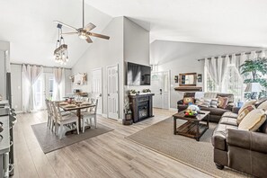 Smart-TV, peis og bøker