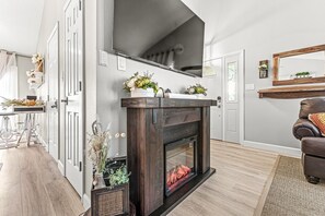 Interior - Edelweiss Chic Retreat /Grand Park/Ruoff/ Extended Stays Accepted
(Noblesville)