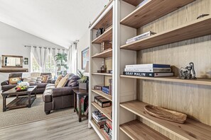 Smart TV, fireplace, books - Edelweiss Chic Retreat /Grand Park/Ruoff/ Extended Stays Accepted
(Noblesville)