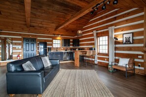 Smart TV, caminetto, impianto stereo