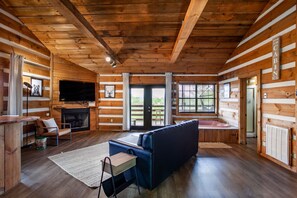 Smart TV, caminetto, impianto stereo