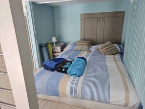1 間睡房、熨斗/熨衫板、床單