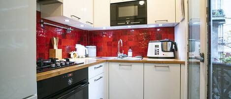 ثلاجة، ميكروويف، فرن، غسالة أطباق