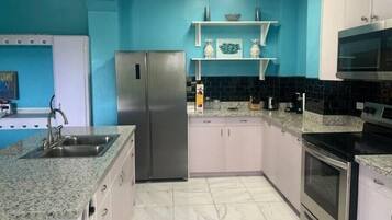 雪櫃、微波爐、焗爐、爐具