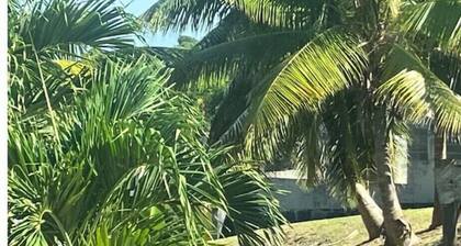 SUNNY, Mid island gem, 5 mins from the beach