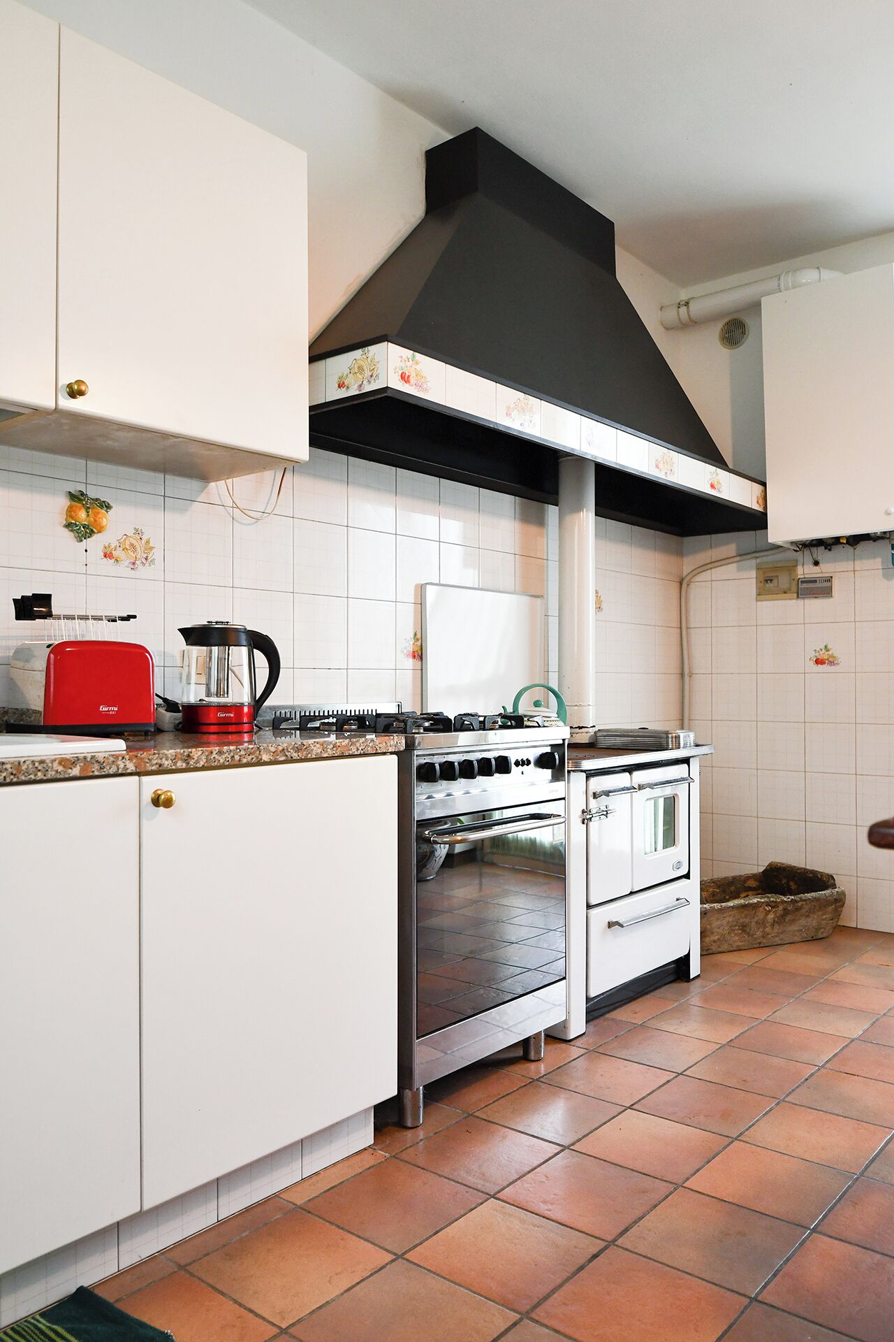 Kühlschrank, Ofen, Herdplatte, Wasserkocher mit Kaffee-/Teezubehör