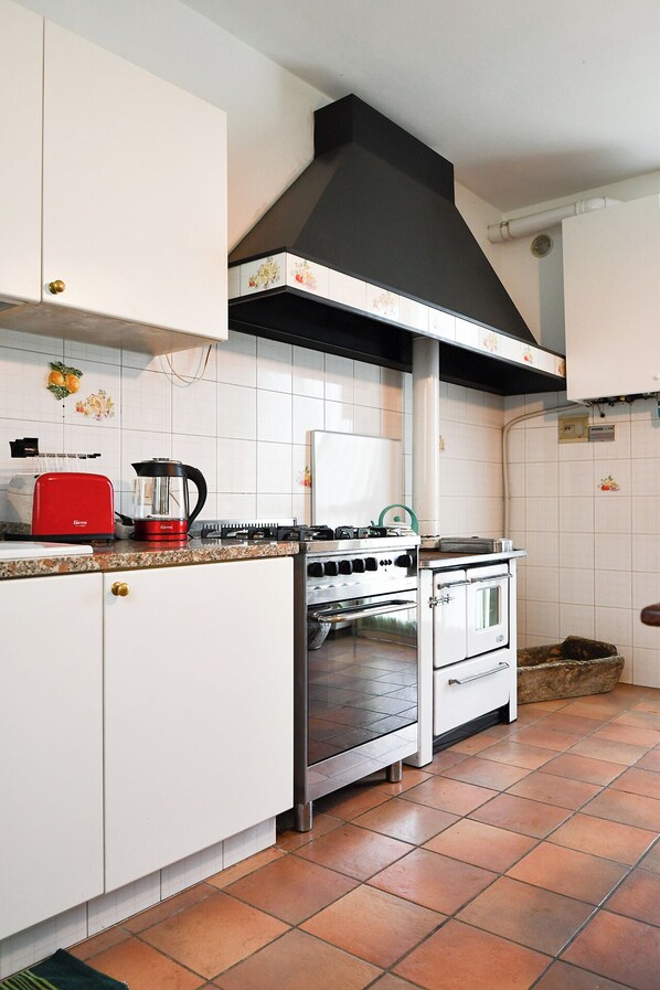 Fridge, oven, stovetop, coffee/tea maker