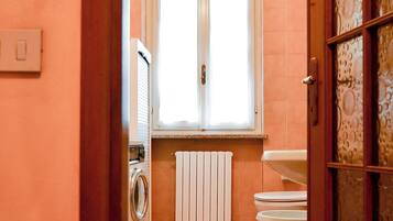 Dusche, Haartrockner, Bidet, Handtücher