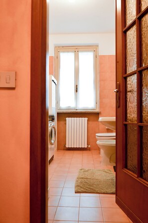 Bruser, hårtørrer, bidet, håndklæder