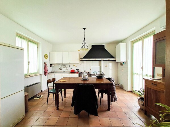 Køleskab, ovn, kogeplade, kaffe-/temaskine