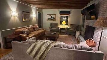 Smart-tv, een dvd-speler, tafelvoetbal en boeken