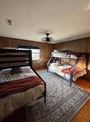 4 quartos, cofres nos quartos, Wi-Fi de cortesia, roupa de cama