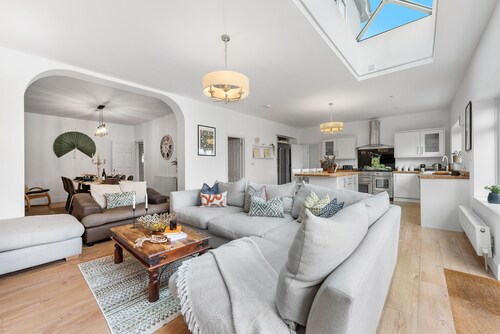 5 BR House Sleeps 11, w/ Parking - South Coast