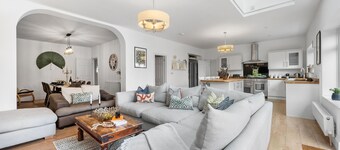 5 BR House Sleeps 11, w/ Parking - South Coast