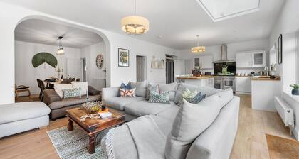 5 BR House Sleeps 11, w/ Parking - South Coast