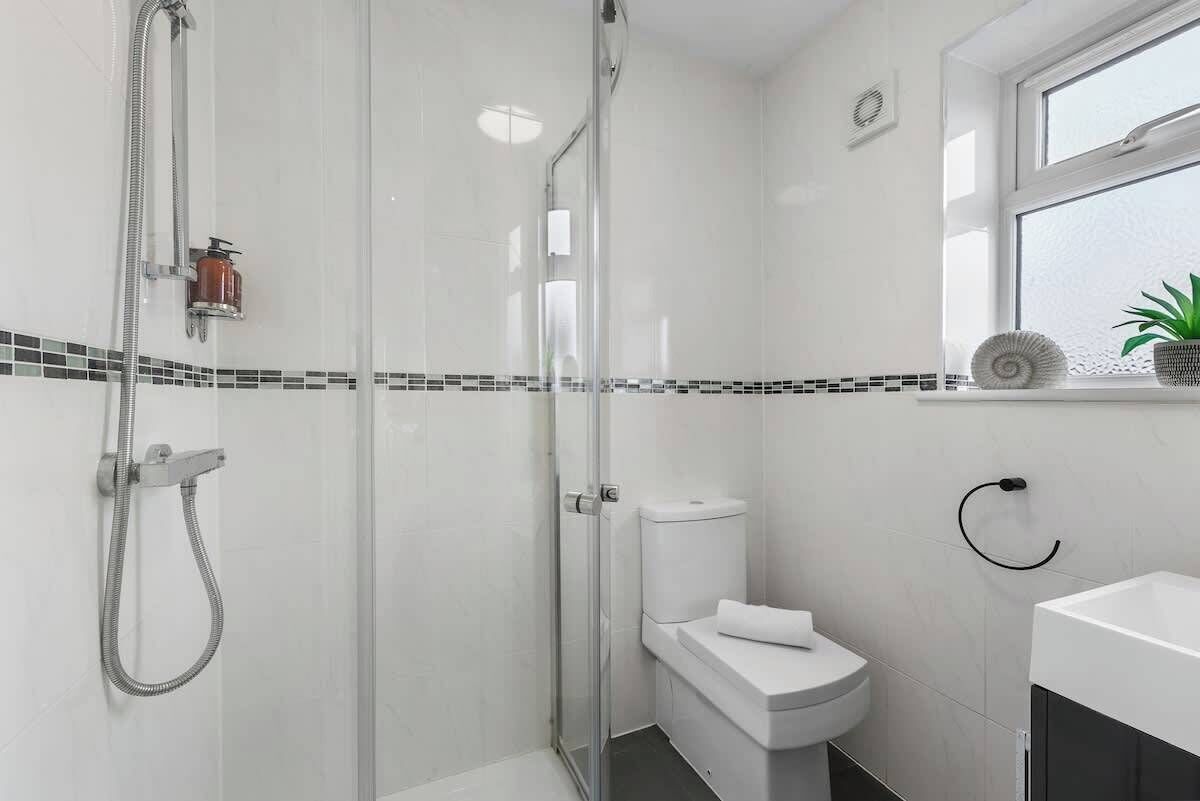 Douche, sèche-cheveux, shampoing