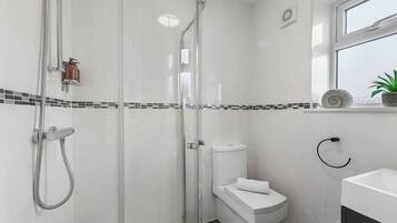 Douche, sèche-cheveux, shampoing