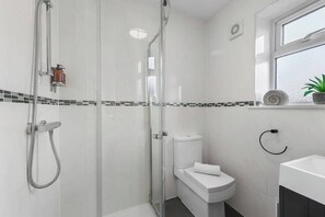 Ducha, secador de pelo, shampoo