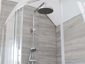 Ducha, secador de pelo y champú