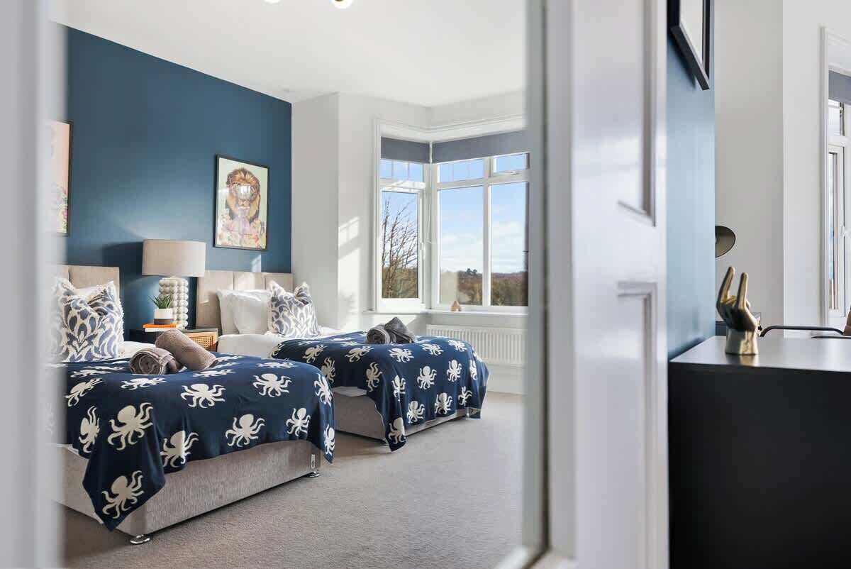 5 bedrooms, iron/ironing board, free WiFi, bed sheets