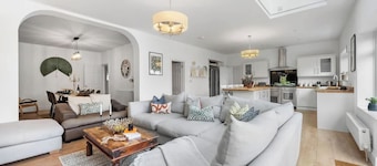 Cosy 5BRLuxe House, w/Games Room, Great for Groups