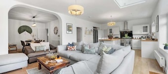 Cosy 5BRLuxe House, w/Games Room, Great for Groups