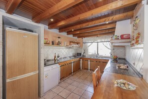 Een koelkast, een microgolfoven, een oven, een vaatwasser