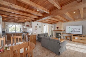 TV - Casa Juani for 8 with pool, a few metres from the beach and all comforts. (Alcúdia)