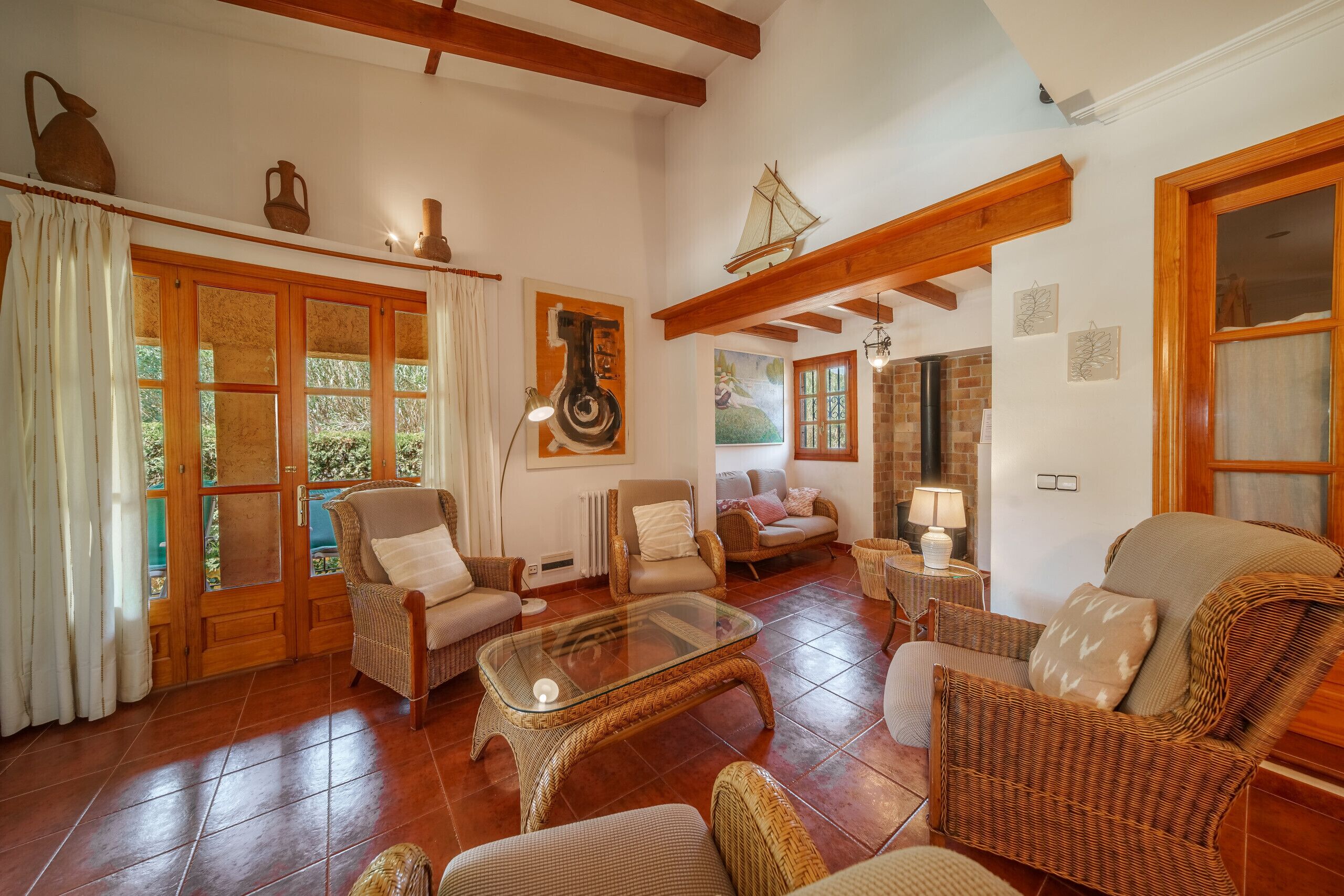 Télévision, cheminée, livres