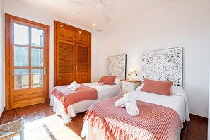 4 bedrooms, desk, iron/ironing board, travel crib