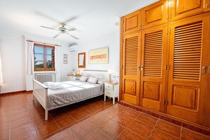 4 bedrooms, iron/ironing board, free WiFi, bed sheets