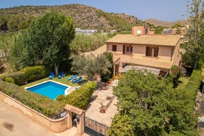 A villa with a swimming pool, sun loungers, and a garden. - Can Xisco for 8 with pool in Pollensa at 400mt from the sea (Port de Pollença)
