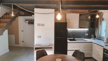 Frigorifero, microonde, forno, piano cottura