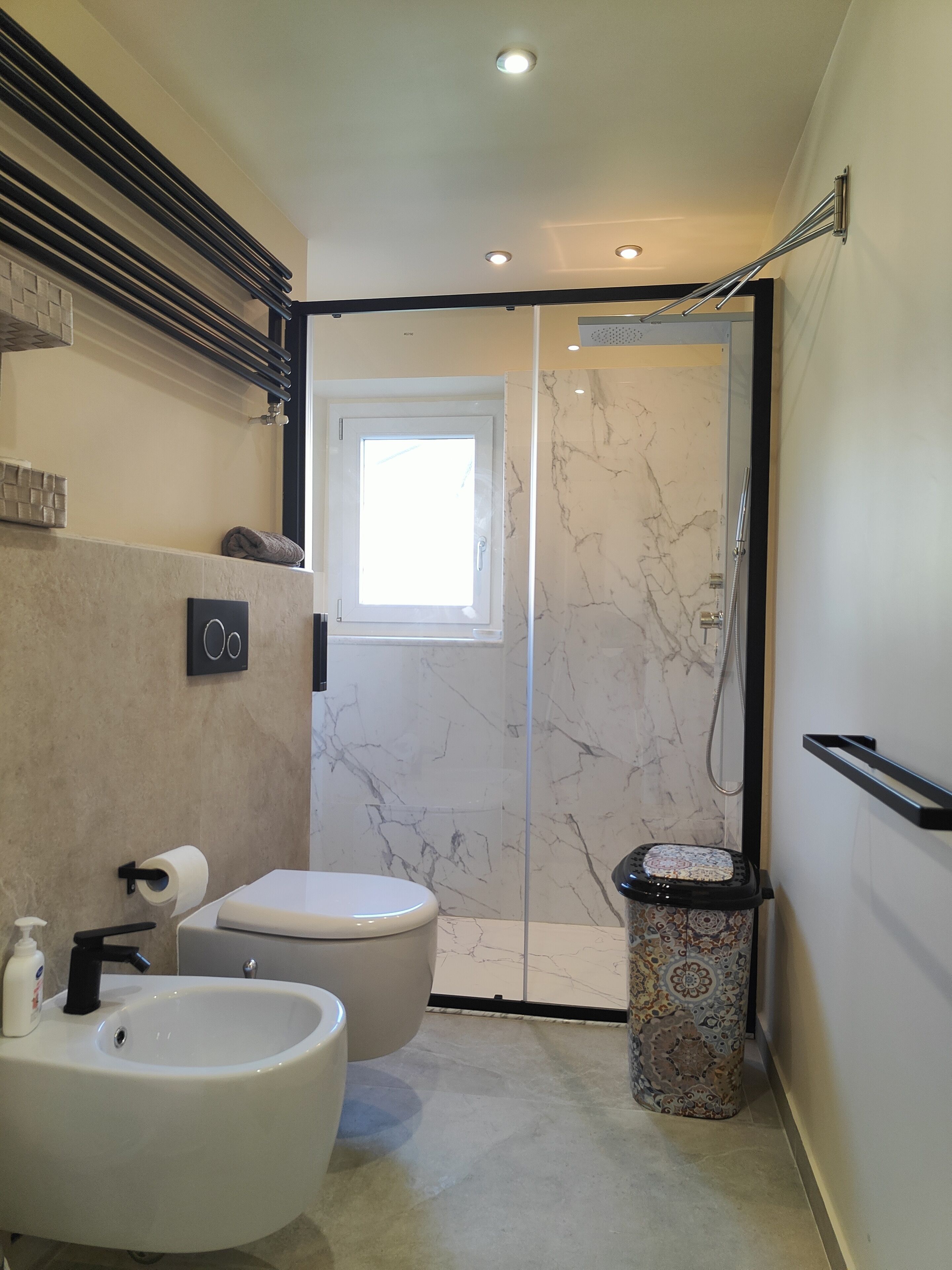 Doccia, set di cortesia gratuito, asciugacapelli, bidet