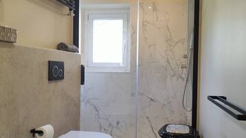 Doccia, set di cortesia gratuito, asciugacapelli, bidet