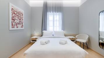 Estúdio superior | Roupas de cama antialérgicas, cofres nos quartos, escrivaninha