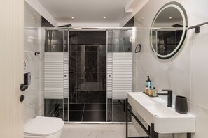 Standard Double Room | Bathroom - Giustiniani Apartments (Chios)